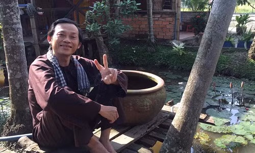 Có thể coi Hoài Linh là một trong những sao Việt tuổi Dậu có mức thu nhập cao nhất hiện nay khi thù lao đóng phim lên tới 3 tỷ đồng. Mỗi lần đi diễn ở phòng trà, Hoài Linh được trả trung bình 100 triệu. Ảnh: Facebook Hoài Linh.