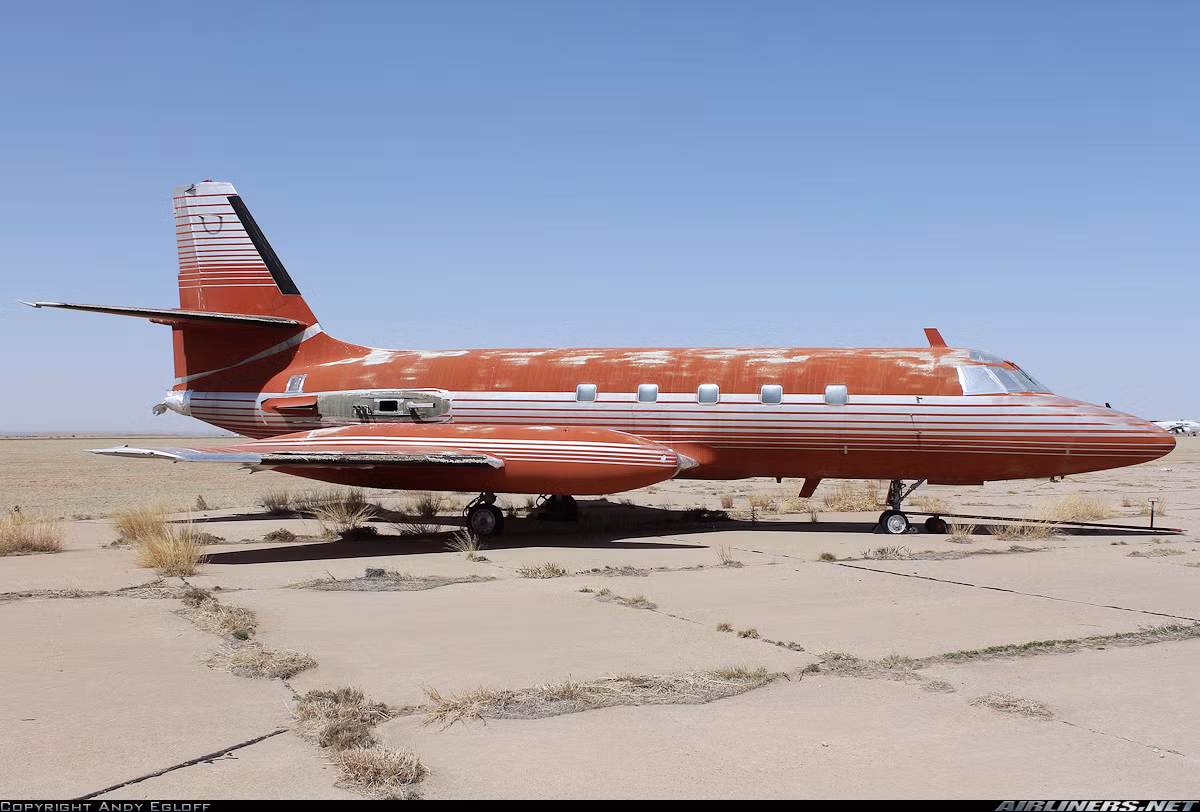 Sản xuất năm 1962, máy bay phản lực Lockheed Jetstar thuộc sở hữu tư nhân của một người trong 35 năm. Sau đó, máy bay "đắp chiếu" tại Roswell, New Mexico (Mỹ) trong suốt 30 năm đến tận bây giờ. Ảnh: Airliners.