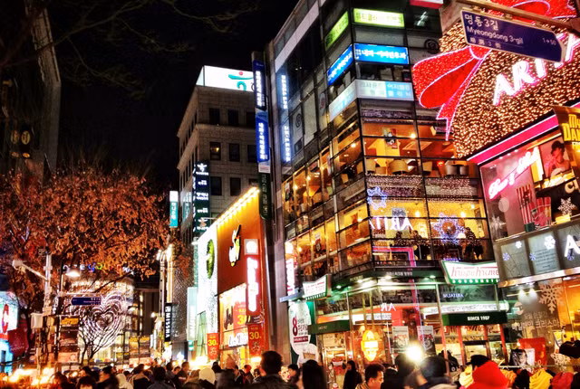 Myeongdong là khu phố hàng hiệu nổi tiếng bậc nhất thủ đô Seoul (Hàn Quốc). Dãy phố chính tại đây tập trung nhiều thương hiệu thời trang chất lượng cao. 882 USD/foot vuông là giá thuê cửa hàng hàng năm tại đây. Ảnh: Hostelseoultower.