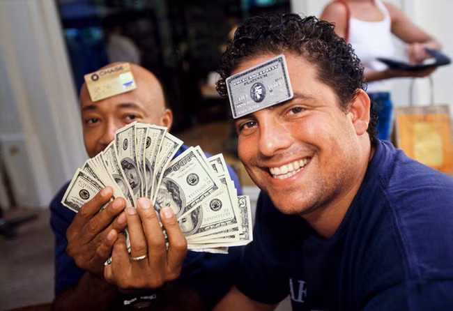 Đạo diễn Brett Ratner và doanh nhân Russell Simmons ở nhà hàng L’Iguane, St. Barts. Du khách đến đây thường đem theo lượng tiền mặt lớn do ít hàng quán thanh toán qua thẻ.