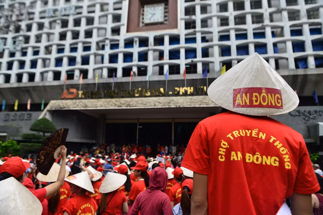 Sáng 19/9, toàn bộ tiểu thương kinh doanh tại Trung tâm thương mại dịch vụ An Đông (chợ An Đông), Quận 5, TP HCM đồng loạt ngừng kinh doanh để phản ánh tình trạng cơ sở hạ tầng xuống cấp nghiêm trọng nhiều năm qua. Ảnh: Zing.