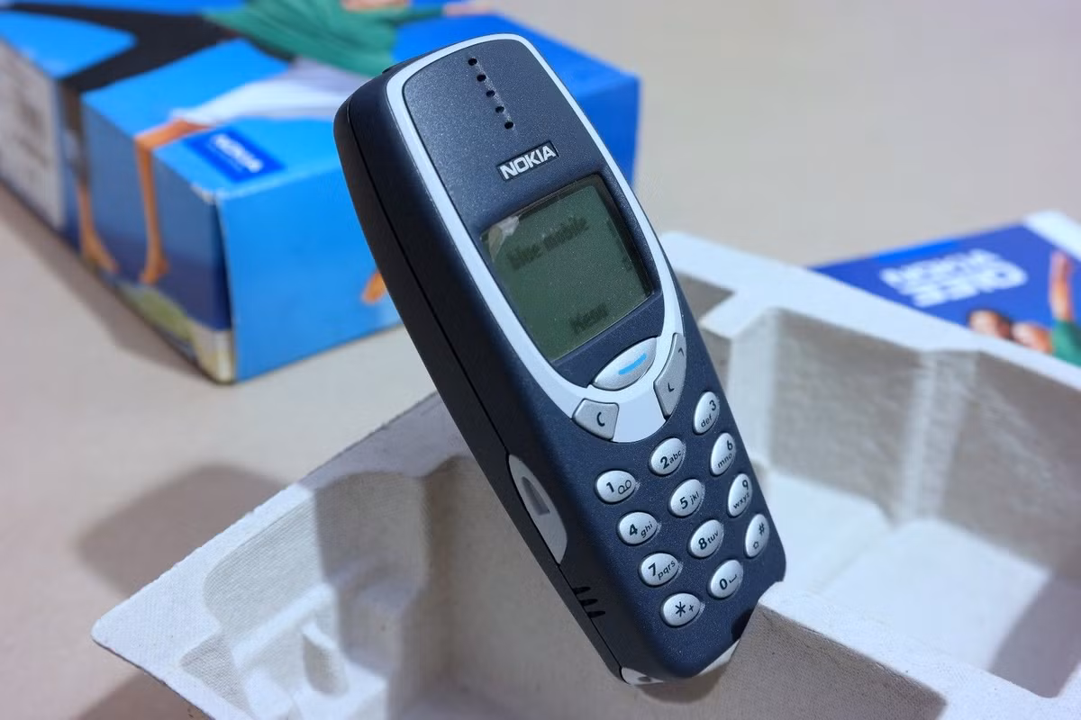 Viên pin 900mAh NiMH cho thời gian chờ 260 tiếng làm hài lòng mọi người dùng.
