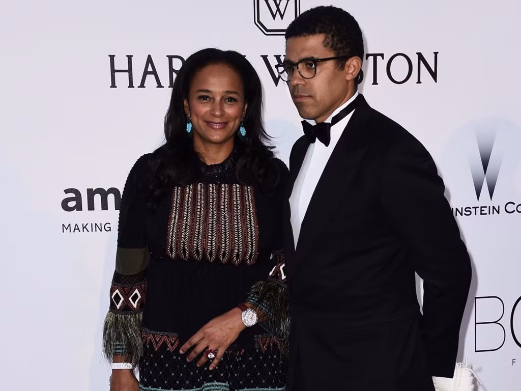  4. Isabel Dos Santos (tài sản: 3,1 tỷ USD): Bà là người phụ nữ giàu nhất trong ba phụ nữ da màu trong danh sách và cũng là người trẻ nhất trong 10 tỷ phú da màu. Tỷ phú 44 tuổi này con gái của Jose Eduardo dos Santos, cựu tổng thống Angola những năm 1979. Tài sản của bà đến từ nhiều khoản đầu tư bí mật, trong đó có những khoản gây tranh cãi vì liên quan tới cha của bà.