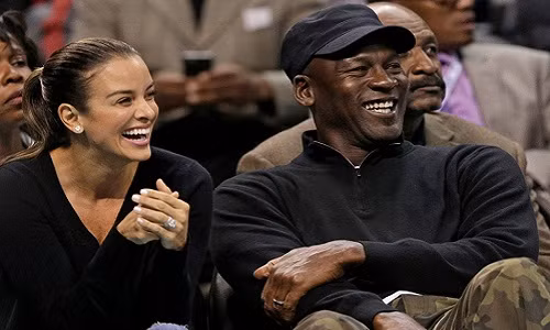  9. Michael Jordan (tài sản: 1,31 tỷ USD): Một trong những vận động viên vĩ đại nhất mọi thời đại, Michael Jordan, 54 tuổi, đã kiếm được tổng cộng 90 triệu USD trong sự nghiệp thể thao của mình, theo thống kê từ Forbes. Phần lớn tài sản của ông không đến từ việc chơi thể thao mà từ các hợp đồng quảng cáo.