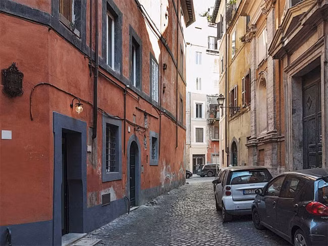 Mặc dù tọa lạc giữa lòng thành phố Rome nước Ý, sát ngay cạnh Quảng trường của Thánh Phêrô nổi tiếng nhưng căn hộ nhỏ này từng bị bỏ hoang rất lâu vì diện tích quá nhỏ. Mãi tới năm 2010, nó được phát hiện bởi kiến trúc sư kiêm nhà thiết kế nội thất Marco Pierazzi. Marco đã mua căn hộ ngay sau đó và bắt tay vào cải tạo thành không gian sống lý tưởng của hai vợ chồng.