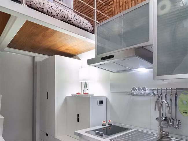 Căn hộ vẫn có một căn bếp hiện đại, phòng ngủ và những thiết bị cần thiết cho cuộc sống hằng ngày.