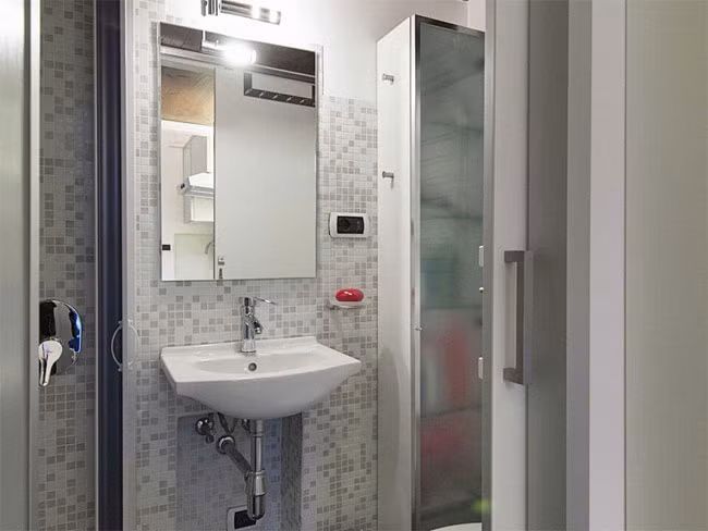 Phòng tắm nhỏ nhưng gọn gàng, tinh tế, đầy đủ tiện nghi.