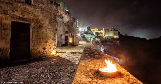 Sextantio Le Grotte Della Civita, Italia: Là một phần của di sản thế giới ở Matera, khách sạn Sextantio Le Grotte Della Civita được xây dựng trong 18 hang động trên vách núi với niên đại 2.500 năm.