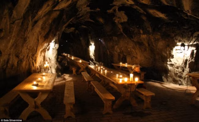 Phòng ngủ đặc biệt tại khách sạn Sala Silvermine bao gồm một giường đôi sang trọng, đồ nội thất bằng bạc và rượu sâm panh hảo hạng. Những người thường xuyên sử dụng điện thoại di động sẽ cảm thấy bất tiện vì địa điểm này không có sóng điện thoại.