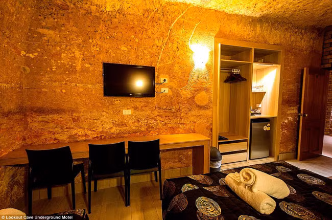 Sau vài năm cải tạo, công trình đã được chuyển thành khách sạn mang tên Lookout Cave. Từ khi khai trương vào năm 1993, khách sạn đã xây dựng thêm một số phòng để phục vụ nhu cầu ngày càng tăng của du khách.
