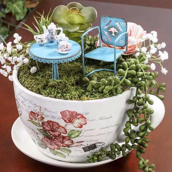 Những họa tiết bắt mắt trên tách trà và đồ trang trí bên trên sẽ giúp khu vườn mini trở nên sinh động và làm nổi bật không gian nhà bạn.