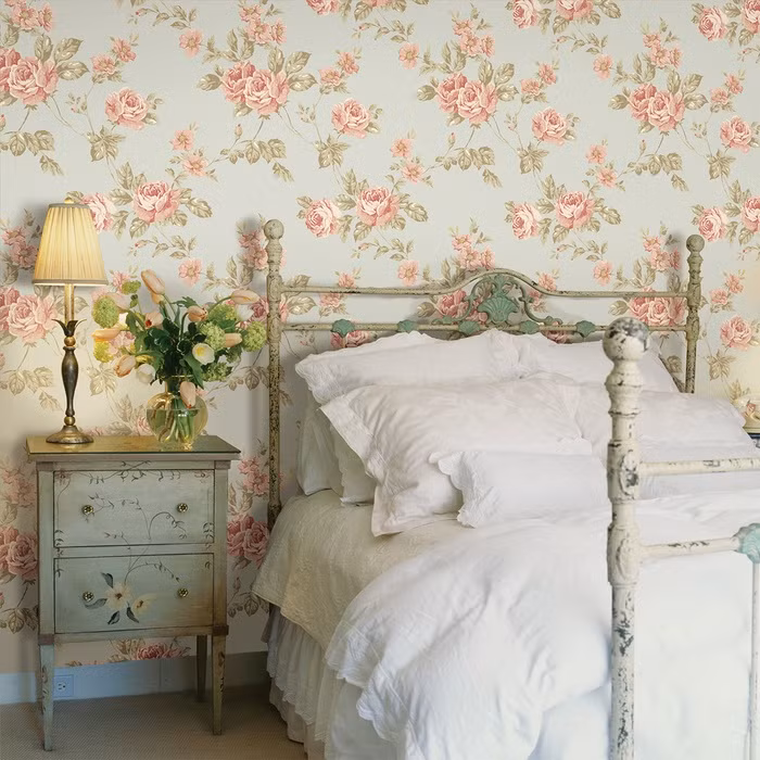 Phòng ngủ thêm nền nã và lãng mạn với giấy dán tường họa tiết hoa hồng vintage. Đây chắc chắn sẽ là lựa chọn tuyệt vời dành cho những cặp đôi mới cưới.