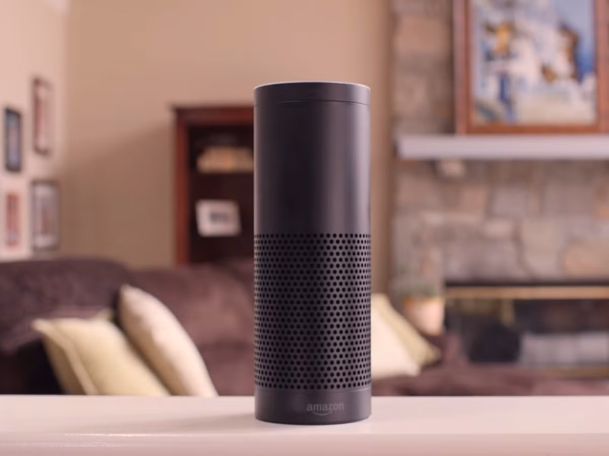 Mẫu loa thông minh Amazon Echo được cho là sản phẩm phổ biến nhất trong mùa Giáng sinh 2016. Giới công nghệ cho rằng đây là sản phẩm của tương lai khi Echo có một microphone được thiết kế với mục đích hiểu được tiếng người ở bất kỳ đâu. Ảnh: Amazon.