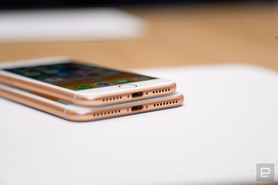 Chuyên trang công nghệ Slashgear gọi iPhone 8/iPhone 8 Plus là sản phẩm "dở ông, dở thẳng". Ảnh: Slashgear.