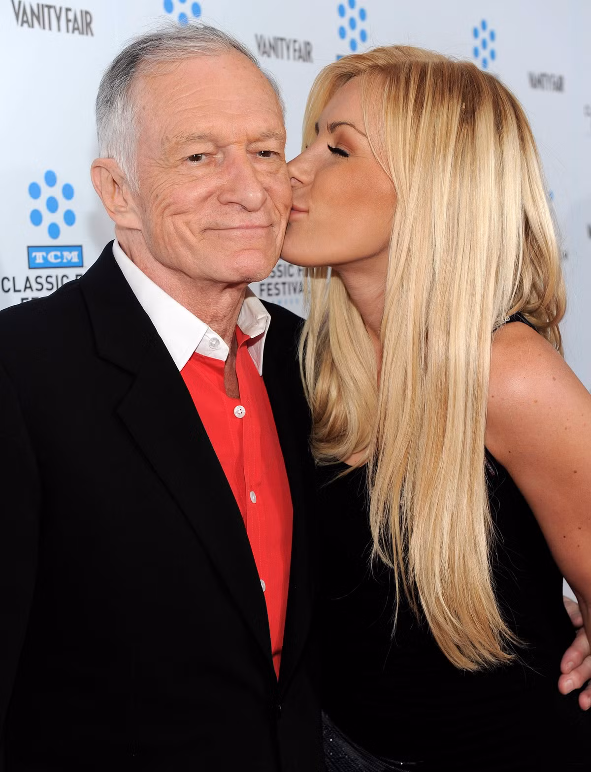 Kiếm được nhiều tiền, Hugh Hefner không quên làm từ thiện. Năm 2016, ông tặng 2 triệu USD Trường Đại học Nam California, Trường Nghệ thuật điện ảnh. Ba năm trước, ông cùng với Jenny McCarthy gây quỹ để tài trợ cho nghiên cứu tự kỷ. Ảnh: Heavy