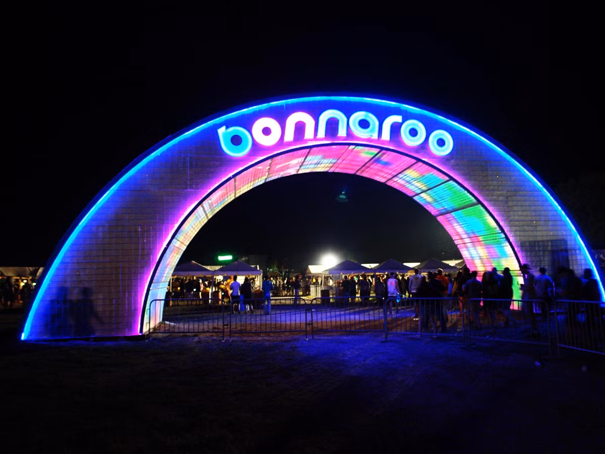 Giá vé rẻ nhất của lễ hội Bonnaroo được bán ra với giá 350 USD. Đây được xem là lễ hội âm nhạc kỳ lạ và độc đáo bậc nhất nước Mỹ với sự tham gia của nhiều nghệ sĩ hài, nhà văn nổi tiếng...Ảnh: Jason Anfinsen.