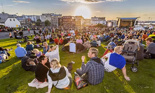 Với mức vé tham dự 1 triệu USD, Secret Solstice ở Iceland được coi là lễ hội đắt nhất thế giới. Bạn sẽ được chuyên chở bằng máy riêng từ bất cứ nơi đâu trên thế giới đến Iceland. Ảnh: Festicket.