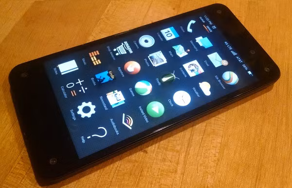 Mỗi góc trước của Fire Phone đều có một camera góc nhìn rộng kèm đèn hồng ngoại, đáp ứng tính năng giả lập phối cảnh 3D. Ảnh: Tech Void.