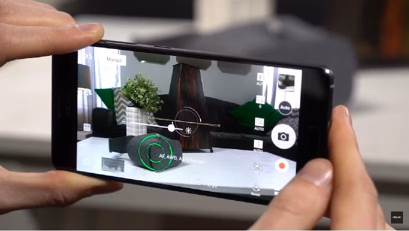 Do hỗ tợ công nghệ thực tế tăng cường Tango của Google nên Asus ZenFone AR có thêm một camera phụ theo dõi chuyển động và một camera mắt cá theo dõi chiều sâu kết hợp camera chính ở mặt sau. Ảnh: Mobile &amp; Apps.