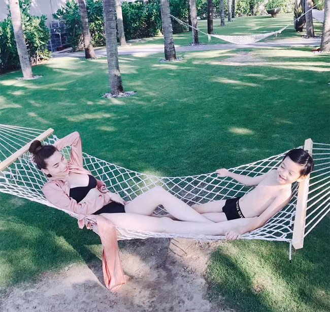 Dù tình cảm lận đận và đối mặt với nỗi buồn chia tay hơn 3 tháng, nhưng Hà Hồ che giấu rất kỹ, chỉ có một vài bạn bè, đồng nghiệp của cô biết chuyện. Nhiều khán giả cũng không giấu được sự bất ngờ khi nhìn thấy cuộc sống vui vẻ, tự do, thoải mái của cô trong vài tháng qua.