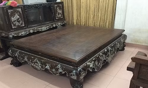Vào thế kỷ 20, "sập gụ tủ chè" là nội thất thường thấy trong nhà đại gia Việt thời xưa. Ảnh: Zamba.