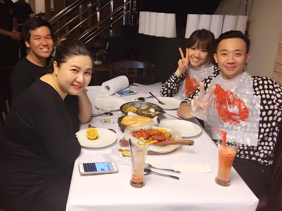 Bàn ăn màu trắng mang lại cảm giác sạch sẽ, ngăn nắp. Ảnh: Facebook MC Trấn Thành.