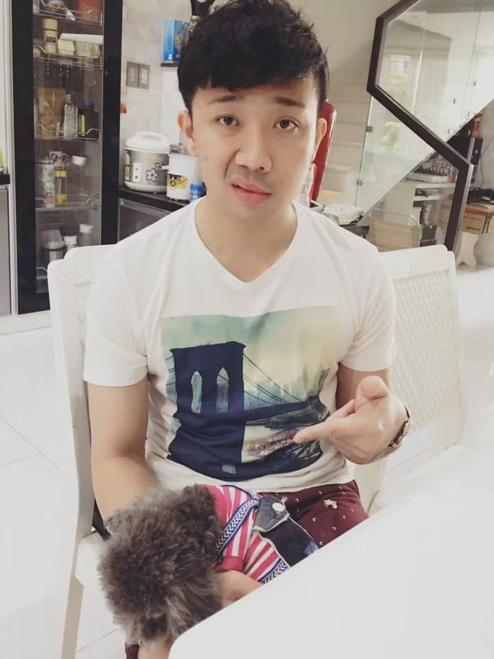 Một góc bàn ăn trong căn nhà được Trấn Thành chia sẻ trên trang cá nhân. Ảnh: Facebook MC Trấn Thành.