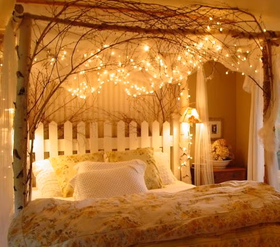 Sự lãng mạn đến từ dây đèn led treo đầu giường. Ảnh: Pinterest.