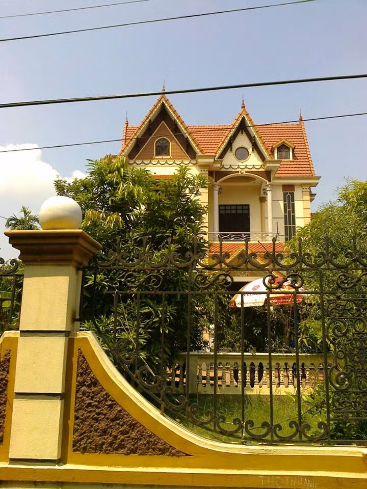 Ngôi nhà được thiết kế như kiểu lâu đài. Ảnh: Xuatkhaulaodong.
