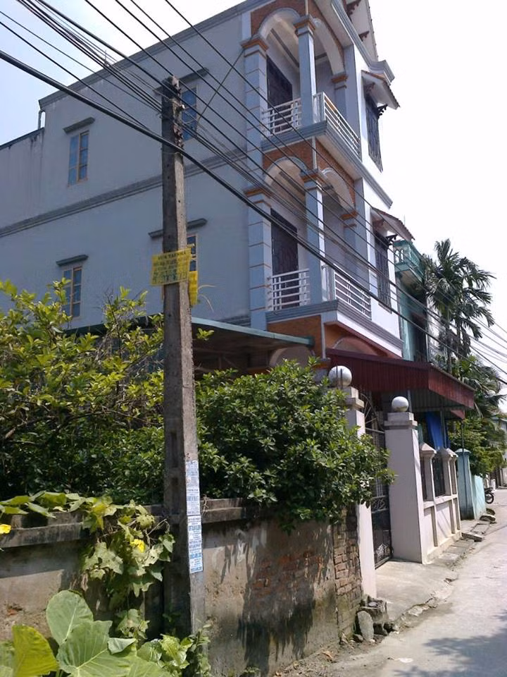 Người dân nơi đây giàu lên nhờ nguồn ngoại tệ do xuất khẩu lao động mang lại. Gọi là " làng biệt thự" bởi con đường dẫn vào thôn được trải nhựa sạch đẹp với hàng loạt ngôi biệt thự đẹp mắt. Ảnh: Xuatkhaulaodong.