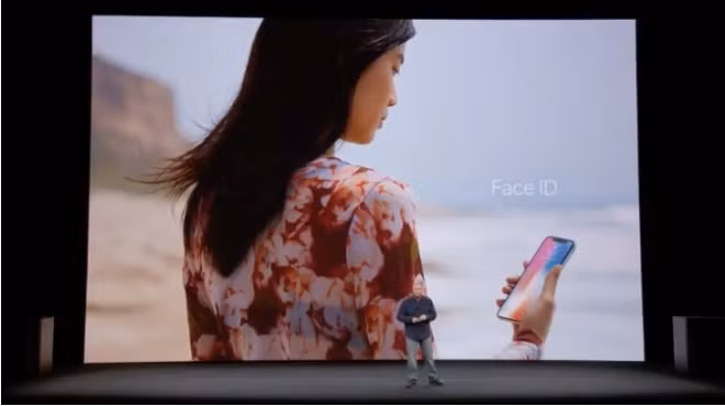 Điểm nhấn đáng chú ý nhất trên iPhone X là tích hợp tính năng nhận diện khuôn mặt thông minh nhờ camera đặc biệt (gọi đây là FaceID). Ảnh: Youtube.