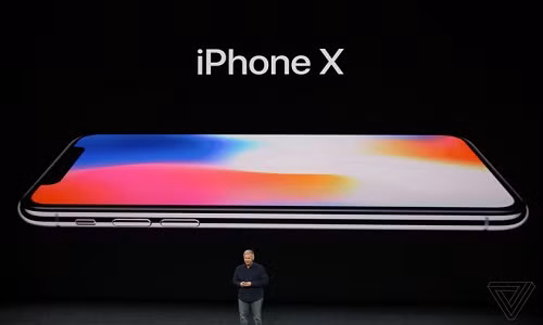 Nếu như iPhone 8 còn khiến giới công nghệ thất vọng vì không nhiều cải tiến trong thiết kế thì iPhone X khiến cả khán phòng như vỡ oà. Ảnh: The Verge.