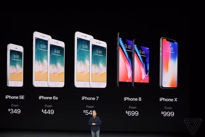 iPhone X lên kệ chậm hơn cả tháng so với iPhone 8/iPhone 8 Plus. Ảnh: The Verge.