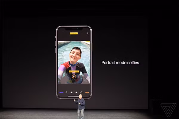 Camera trên iPhone X có hệ thống chống rung quang học kép, đèn flash 4 tông màu. Camera phía trước có chế độ chụp xóa phông. Ảnh: The Verge.