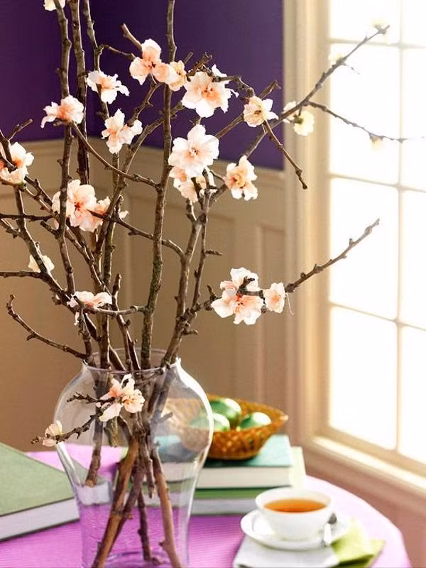 Nếu phòng khách nhỏ, bạn có thể đặt cành đào nhỏ trên bàn hoặc đôn trước bàn trà. Với phòng khách lớn, trần cao, bạn có thể mua cây đào lớn đặt ở vị trí trung tâm. Ảnh: Yeutre.