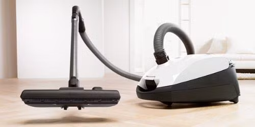 Hầu hết các máy hút bụi được thiết kế để làm sạch thảm. Vì vậy, bạn cần chọn đúng loại máy hút chân không cho sàn gỗ cứng. Chọn sai máy hút chân không vừa không làm sạch sàn, vừa gây hại cho mặt sàn. Ảnh: Topsinnj.