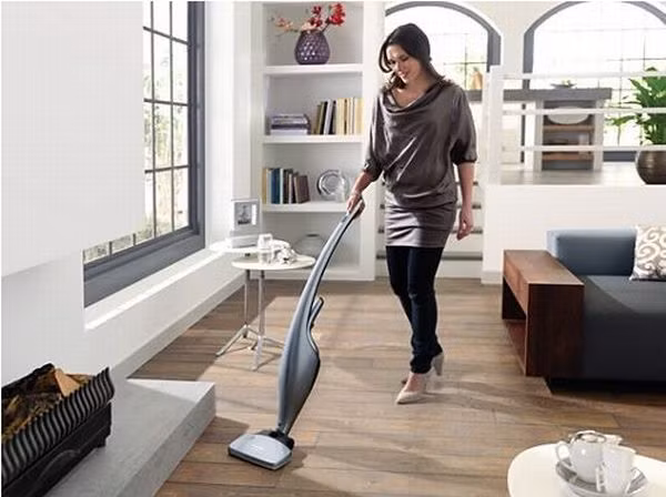 Với chổi quét sàn, không sử dụng chổi cứng. Tốt nhất nên sử dụng máy hút bụi. Ảnh: Hometone.