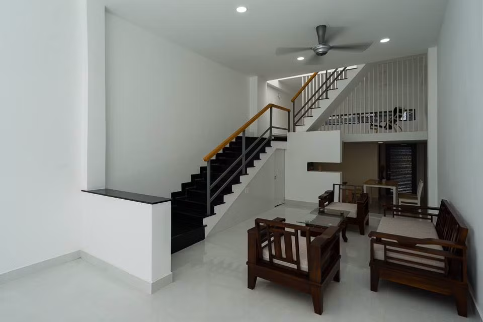 Tầng một là không gian phòng khách và khu vực bếp ăn được kết nối với nhau vô hình bằng nội thất.