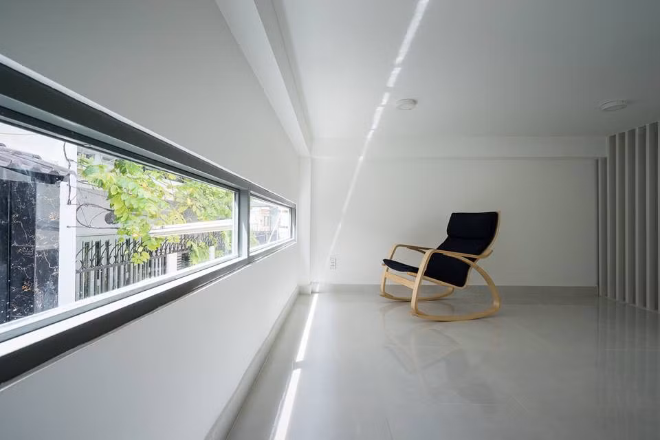  Phòng ngủ ở tầng trên có thiết kế thông thoáng với khoảng sân vườn nhỏ kết hợp sân giặt phơi.