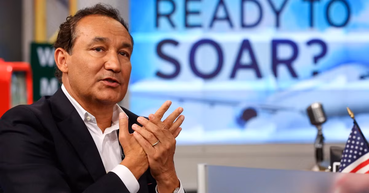Chỉ vài tháng sau đó, ông Oscar Munoz đã lên kế hoạch giảm chi phí và tăng doanh thu cho hãng. Ảnh: Foxnews.