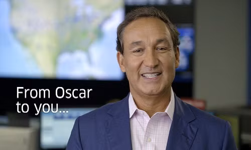 Theo đó, hãng hàng không United Airlines sẽ thưởng cho ông CEO Oscar Munoz một khoản tiền thưởng 500.000 USD mỗi năm từ sự hài lòng về chất lượng dịch vụ của họ. Ảnh: Youtube.