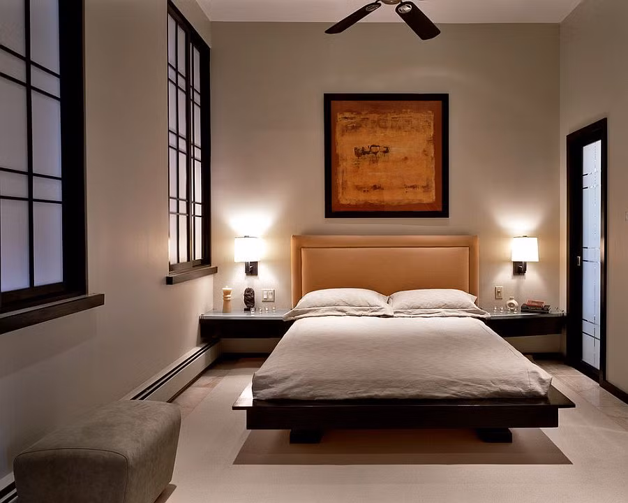 Nó cũng khiến căn phòng quá ngột ngạt, ảnh hưởng đến giấc ngủ của chủ nhân. Thay vào đó hãy chọn màu sắc trung tính tạo sự yên bình, dễ đi vào giấc ngủ. Ảnh: Decoist.