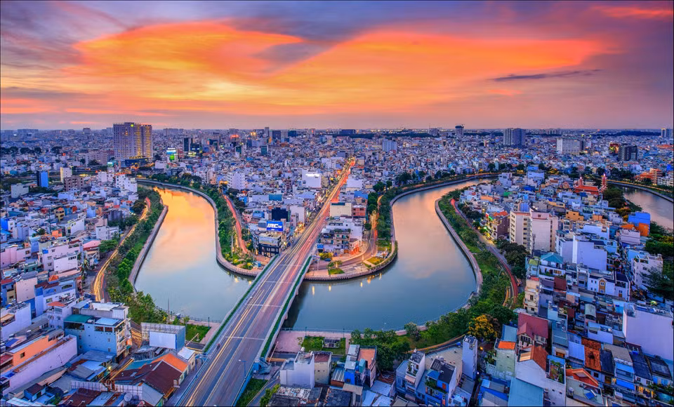 Dòng kênh Nhiêu Lộc - Thị Nghè uốn lượn rất đẹp theo hình cung đàn, đổ ra sông Sài Gòn. Sau khi được "hồi sinh", dòng kênh đã trở nên sạch sẽ, là địa điểm lý tưởng để người dân hóng mát và tập thể dục mỗi buổi chiều. Ảnh: Tuấn Nguyễn.
