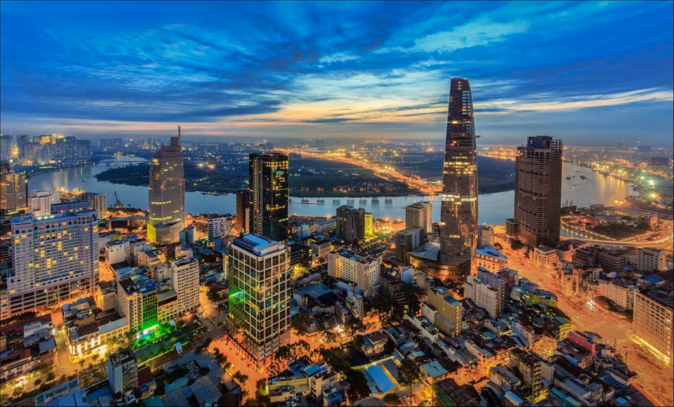 Toàn cảnh khu trung tâm quận 1 khi bình minh vừa hé dạng. TP.HCM từ lâu đã trở thành miền đất hứa của nhiều bạn trẻ muốn vươn lên thực hiện hoài bão, ước mơ của mình. Ảnh: Tuấn Nguyễn.