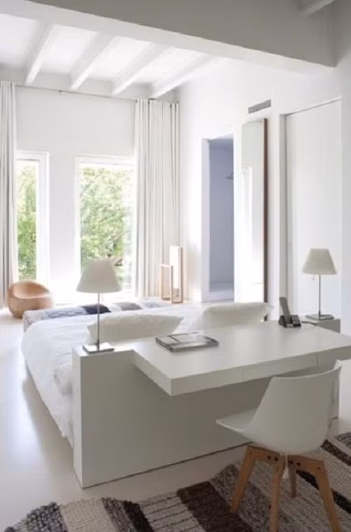 Với những góc cửa sổ không được thiết kế, lắp đặt sẵn kệ, bạn có thể sử dụng những chiếc bàn dài với chiều rộng ngắn gọn giúp cho góc làm việc gọn nhẹ, xinh xắn, không chiếm quá nhiều diện tích nhưng vẫn vô cùng đẹp trong phòng ngủ.