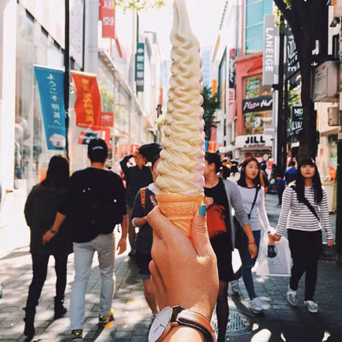 Giới trẻ Hàn Quốc rất mê que kem mát lạnh này. Tại Việt Nam, kem siêu dài cũng có rất nhiều vị như vani, sô cô la..., giá cả từ 20.0000 - 25.000 đồng/chiếc. (Ảnh: KT)
