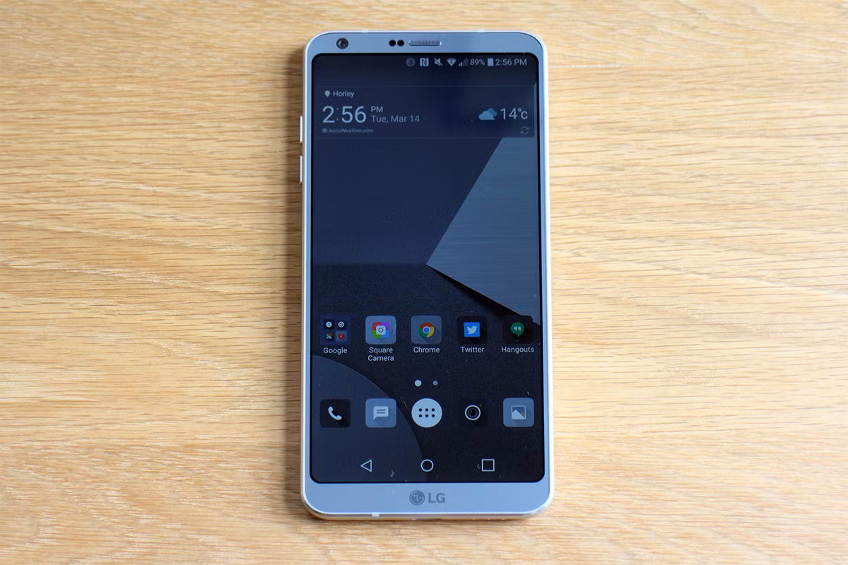 Smartphone với kích thước màn hình lớn hơn dành cho những khách hàng có nhu cầu lớn về xem video, chơi game hoặc tận dụng lợi thế của chế độ đa cửa sổ. Ảnh: Digital Trends.