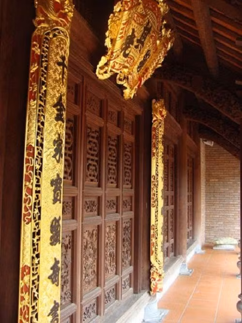 Trong ngôi nhà gỗ khổng lồ, trừ hai tường hồi, toàn bộ nhà, từ vì kèo, cửa vách, hoành phi, câu đối, những tiểu tiết nhỏ nhất được làm bằng gỗ lim già. Ngôi nhà có 49 cột gỗ cỡ đại. Đặc biệt còn có tầng hầm kiên cố bằng xi măng bên dưới cũng đủ 49 cột, mỗi cột ứng với một cột gỗ bên trên. Khắp nơi trong ngôi nhà gỗ là những liễn đối dát vàng lấp lánh, bằng chữ nho.