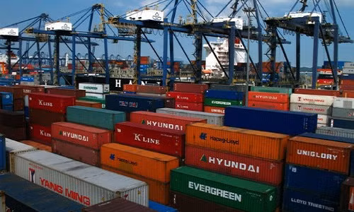 Ban dau gia 82 container hang vo chu o cang Cat Lai