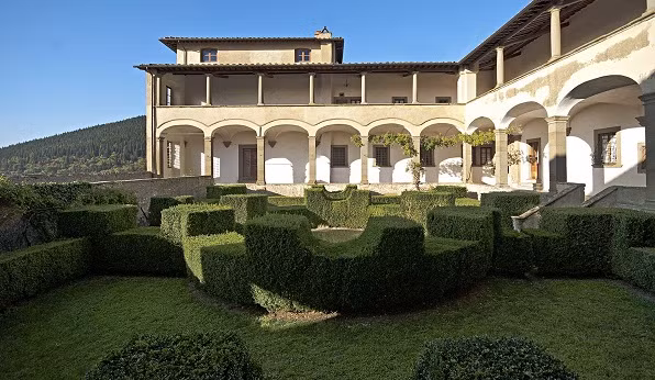 Để thuê căn biệt thự 7 phòng ngủ Medicis ở Italia có bể bơi nhìm vào khu rừng ô liu, bạn phải bỏ ra 4,5 tỷ đồng mỗi tháng. Ảnh: Italia.